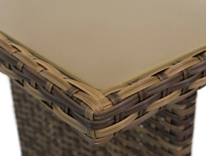 Mesa grande  el tablero de la mesa está cubierto c